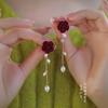 Aretes Largos Angela Rojos con Moño Flocado de Otoño e Invierno para Mujer, Lujo Accesible, Moda de Alta Gama, Aretes Versátiles, Aretes con Borla