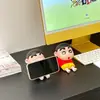 Suporte de telefone do Crayon Shin-chan, um suporte de telefone fofo e prático para pessoas preguiçosas, um lindo ornamento de mesa, um modelo de figura e um presente moderno