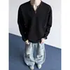 Camiseta de Manga Larga con Parches de Remaches Desconstruidos Estilo Americano Cuello en V Suéter para Hombre Primavera/Otoño Sencillo Versátil para el Trabajo Casual