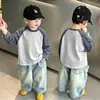 Camiseta de manga longa de algodão puro para meninos, moda primavera e outono, camiseta básica infantil, gola redonda com desenho animado, blusa solta estampada versátil, camiseta moderna