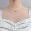 [Curvado como una marca de luna] Lindo y exquisito collar de cachorro de globo para mujer, diseño simple de nicho, cadena para la clavícula para ropa de trabajo diaria
