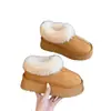 Botas de neve de sola grossa para mulheres, novo estilo de inverno 2026, forradas com fleece e espessadas, sapatos de algodão estilo Nordeste, mocassins de calçar fácil com pelo fofo