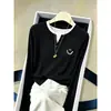Elegante Camiseta de Manga Larga de Algodón Puro para Mujer con Cuello Henry, Aspecto de Dos Piezas, Moderna y Versátil, Reductora de Edad, Favorecedora, Top Negro