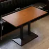 Conjunto de mesa e cadeiras de bar, bar musical, pequena taverna, mesa e cadeiras de jantar em madeira maciça, restaurante ocidental, cafeteria vintage, móveis de jantar