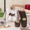 Conjunto de Roupa Masculina para Primavera 2026 Novo Estiloso Moda Infantil Suéter com Colete de Desenho Conjunto de Três Peças para Primavera e Outono