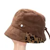 Sombrero de Cubo con Cordón Estampado de Leopardo en Patchwork de Gamuza para Mujer Otoño Invierno Retro Viento Frío Protección Auditiva Cálido