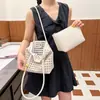 Bolsa feminina trançada em couro macio estilo coreano, novidade 2026, design de cesta vazada, moderna para férias, pode ser carregada na mão, no ombro ou sob o braço