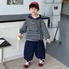 Conjunto de Outono para Meninos 2026 Novo Estilo Coreano Roupas Legais para Meninos Pequenos Moletom Listrado para Bebês e Crianças Pequenas Conjunto de Duas Peças Primavera/Outono