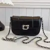 Bolso plateado para mujer 2025 nuevo diseño de nicho moderno bolso de hombro de cadena para debajo del brazo textura de alta calidad bolso cruzado pequeño para mujer