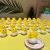 Adornos Manualidades Explosivas Colgante de Dibujos Animados Lindo Talla en Madera Pájaro Hecho a Mano Pájaro Amarillo Loro Xuan Feng Casa de Madera