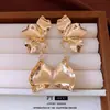 Pendientes Colgantes con Patrón de Flor de Aguja de Acero Metálico Europeos y Americanos, Modernos y Elegantes, Pendientes Sencillos y Versátiles para Mujer