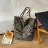 Bolso de lona con estampado de leopardo para mujer, nuevo y moderno bolso tote estilo universitario de moda Otoño 2026, bolsa de tela casual de gran capacidad