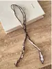 2025 Nuevo Collar de Bufanda de Seda con Flor en la Cintura Color Café para Mujer con Diseño Único, Cadena de Suéter Calentador de Cuello, Accesorio Simple y Elegante