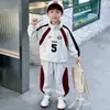 Conjunto de Moletom com Gola Alta Infantil para Meninos Outono 2026 Novo Estilo Menino Primavera e Outono Bonito Estiloso Roupa Esportiva Conjunto de Duas Peças