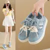Tenis blancos de malla calada para mujer, nuevo estilo coreano de verano, tenis versátiles deportivos casuales, zapatos de moda urbana para mujer
