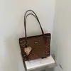 Bolsa Tote Grande Capacidade Estilo Coreano Temperamento Retrô 2026 Nova Bolsa de Ombro Casual para o Dia a Dia Moda Feminina Estampa de Leopardo Tendência