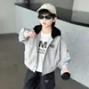 Jaqueta corta-vento infantil 2026 Novo estilo Primavera e Outono Roupa à prova de vento para atividades ao ar livre para meninos Jaqueta com capuz para outono e inverno para meninos