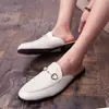 Sapatos Masculinos Transfronteiriços Tamanho Grande 45 Novos Sapatos Casuais Moda Estilo Britânico Sapatos de Couro Slip-On Sapatos Preguiçosos Meio Calce Sapatos de Couro
