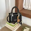 Bolso de mano vintage para otoño e invierno para mujer 2026 nuevo bolso cuadrado pequeño de gamuza esmerilada con una textura elegante, bolso de hombro y cruzado