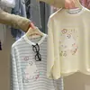 2026 Novo Estilo Camiseta de Manga Longa Listrada Bordada de Gato Estilo Coreano para Meninas, Versátil Cartoon Top Moda Primavera, Estilo Fino