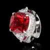 Nuevo Anillo de Moda Huabi Jewelry 2025 Base de Cobre Chapado en Oro Corindón Rojo Simulado Cuadrado Piedra Principal 14*14