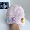 Touca de Lã Fashion com Patch de Flor Doce para Mulheres Inverno Nova Versátil Casual de Tricô para Afastar o Frio e Manter Aquecido Touca de Puxar