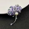 Elegante de Alta Gama, Lujo Micro, Broche de Hoja de Ginkgo Morada con Circonita Micropavimentada, Modelo Femenino con Perla de Agua Dulce Natural