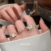 Anillo Abierto de Flor de Zircón y Perla con Baño de Oro Real, Exquisito y Elegante, Anillo para el Dedo Índice con un Toque de Lujo Ligero y de Alta Gama