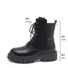 Botas Martin Peludas Femininas 2026 Nova Coleção Outono/Inverno Preto Solado Grosso Aumento de Altura Botas de Neve Estilo Britânico Cano Médio Sapatos de Algodão