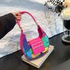 Bolso popular de este año para mujer, nuevo y sencillo bolso de mano de verano 2024 para mujer, bolso de hombro tipo dumpling de moda a la moda.