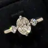 Libro Rojo Explosivo Estilo Francés Lujo Ligero Anillo Huevo de Paloma Colgante Estilo Antiguo Medio Sentido Fresco Anillo de Diamante Grande Ovalado con Destello para Mujeres