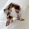 Bufanda de Seda de Moda de Gama Alta Estilo Nuevo Primavera y Verano Versátil Atmósfera de Lujo Ligero Bufanda Protectora Solar Estampada Decorativa Cuadrada para Mujer