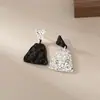 Estilo Sa Sister Cool ~ Brincos Preto e Branco Combinando Femininos Irregulares Ear Top de Garota Popular Temperamento Senso Avançado Joias de Orelha Doces e Cool