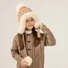 Gorro de orejeras a rayas de bloques de color para niños de otoño e invierno, gorro de aviador de punto con pompón grueso de felpa, gorro cálido para niñas al por mayor