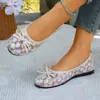 Zapatos planos de malla para mujer, de boca poco profunda y con decoración de lazo, bordados con pequeñas flores, creando un encantador look de zapatilla de ballet, disponibles en Europa y EE. UU.
