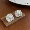 Brincos de Pérola Flor Vazada Prata com um Toque de Luxo Leve e High-End, Brincos Elegantes e Estilosos com um Design de Nicho e um Visual Cool e Discreto