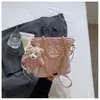 Bolsa de Ombro Única com Relevo Retrô Feminina 2024 Nova Primavera Elegante Bolsa de Ombro Único com Corrente Bolsa Transversal Simples e Fashion