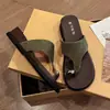 Zapatos elegantes y sofisticados para mujer para el moderno trayecto urbano, con elegantes mocasines de diseño estilizado y elegante, encarnando la tendencia chic minimalista de 2026