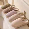Chinelos de algodão com biqueira fechada e forro de fleece, modelo novo 2026 para homens e mulheres, uso doméstico no outono e inverno, chinelos de pelúcia com sola grossa antiderrapante para idosos