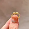 Anillo de Oro con Diamantes Incrustados en Forma de Lazo Transfiere Fortuna Lujo Accesible Moda Tendencia Anillo Versátil Nuevo Estilo 2024