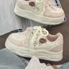 Zapatillas blancas de lindo diseño gatuno para mujer, nuevo estilo 2026, versátiles, diseño de nicho, suela plana, casuales, ligeras y cómodas para estudiantes