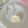 Colar de Pérolas Camélia de Cetim Suave Estilo Francês Moda Feminina Doce Elegante Nicho Design de Alto Padrão Corrente para Clavícula