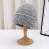 Gorro de Tricô Fashionável para Mulheres e Homens, Adequado para Outono e Inverno, com Proteção para as Orelhas e Características Quentes