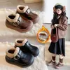 Zapatos de algodón para niños, nuevo estilo invierno 2025, botas de nieve con forro polar antideslizantes para niños, zapatos de piel cálidos con suela suave para niñas