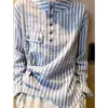 Moda feminina popular deste ano: coleção nova de outono de 2026, apresentando uma camisa social listrada estilo francês e um top assimétrico de manga longa