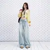 Jeans casuales de tiro alto, lavados y desgastados en color azul oscuro, modelo de principios de otoño 2026, corte holgado, adelgazantes y con buena caída, para mujer