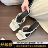 Impresionantes sandalias de una tira estilo francés con estampado floral para mujer, calzado de verano para exteriores, nuevo modelo 2026, adecuadas para combinar con faldas, pantuflas de tacón alto estilo hada