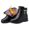 Botas de cuero suave, con algodón engrosado para mujer, forradas para invierno, cálidas, adecuadas para mujeres de mediana edad y mayores, de suela suave, planas, antideslizantes y diseñadas como botines para madres
