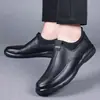 Zapatos casuales de cuero para primavera y otoño, cuero suave ligero para hombre, suela suave, zapatos slip-on transpirables para hombre de negocios, suela suave y parte superior suave, zapatos de papá