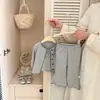 Conjunto floral de três peças para bebê menina outono, cardigã de renda com cor contrastante, camisola e calça flare para bebês, roupa exterior estilosa para crianças pequenas
